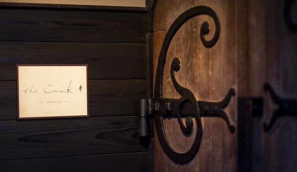 ワイナリーで使われていたというアイアン飾りの美しい重厚なドア