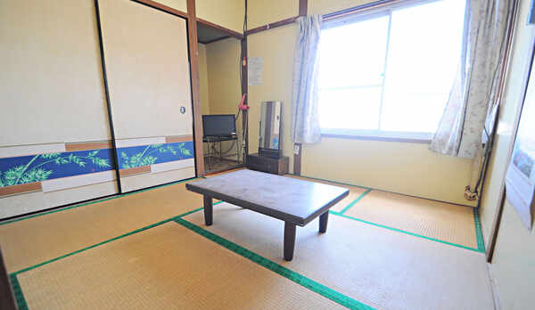 【和室】４畳半、明るい日差しが差し込む１名様用のお部屋です