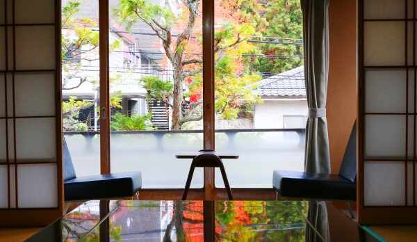 部屋からのきれいな紅葉が寛ぎのひと時を彩ります