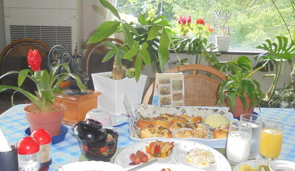 明るい日ざしをあびて、朝食をお楽しみください。