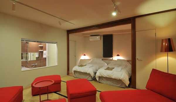 スイートのリビングルームと寝室