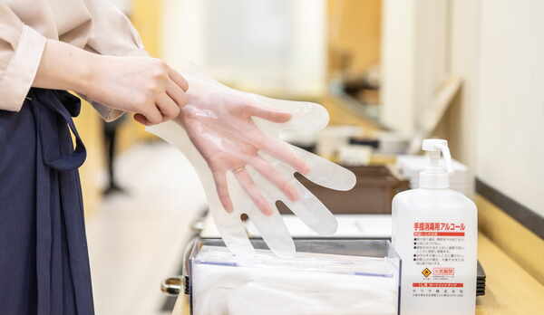 お料理を取る際には、両手に消毒とビニール手袋の着用をお願いしております♪