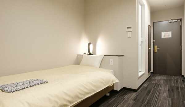 シングルルーム。関西空港近くの立地でビジネスにもご利用いただけます。