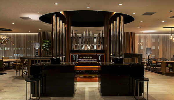 フロント　本物のパイプオルガンが目を引く洗練された空間を演出