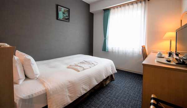 【本館】ステーションウィング セミダブル：テレビや冷蔵庫も完備しております。