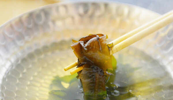 【地わかめしゃぶしゃぶ】全国でも僅かとなった天然わかめは、お湯にくぐらせるとパッと鮮やかな緑に♪