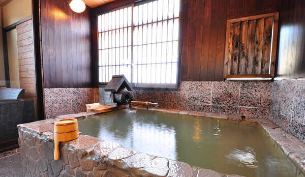 【あせび】石造りの半露天風呂付客室（源泉かけ流し）