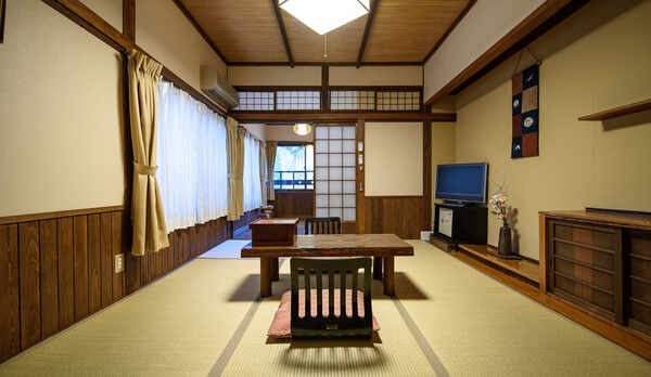 ●【母屋】和室（６畳＋４畳半の板の間付き）