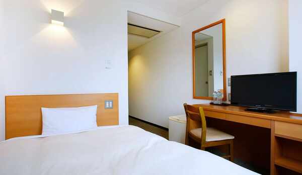 ・シングルルーム：シンプルで清潔感のある部屋