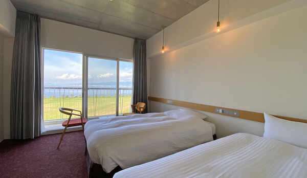 *【別館ネスト：スタンダードツイン（サンセットビュー）一例】テラスに続く大きな窓で換気もバッチリ。