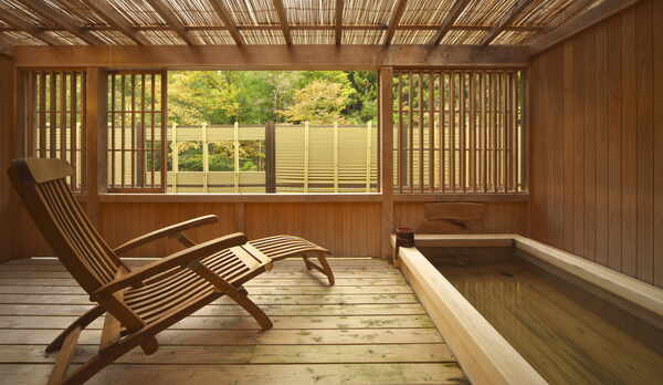 【本館】客室の温泉露天風呂（写真は瀬音の館）