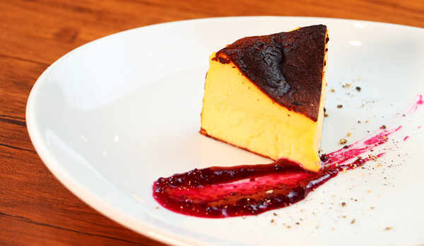 《HERB & SPICE CAFE MINERAL》リピーターさんのお墨付き！バスクチーズケーキ 