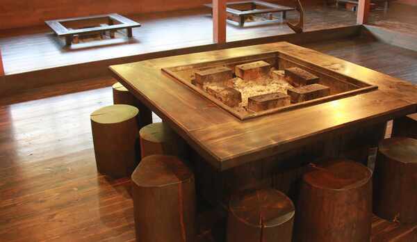 *【いろり】広いテーブルでみんなでワイワイ