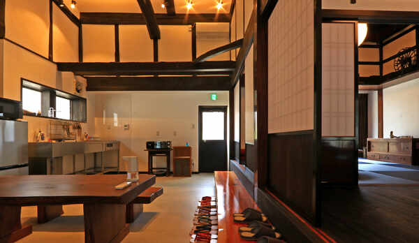 梁はそのまま、開放感のある和モダン空間に。