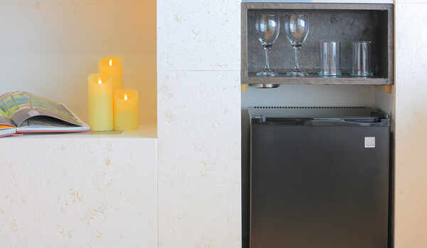 ・冷蔵庫、グラス完備　「暮らす」ように沖縄での時間をお過ごしください