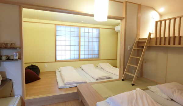 ファミリールームA　シャワールーム、トイレ、一階のお部屋