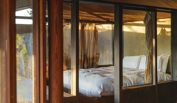 ・【ベッドルーム】馬毛のマットレスは未体験の寝心地。ベッドはゆとりあるクイーンサイズです