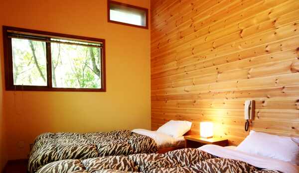 【客室】デラックスツインルーム（1室限定）バストイレ付きです。