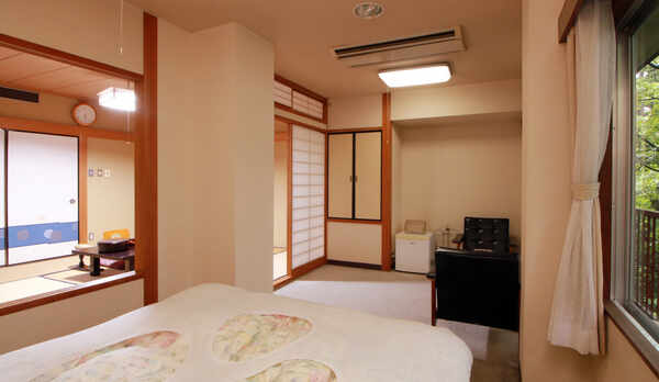 【和洋室】ダブルベッドルームでは自然の環境の中で気持ちのいい目覚めを・・・