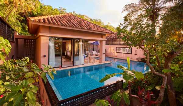 【プールヴィラロイヤルスイート】吹き抜けのリビングルームとデイベッドが開放的