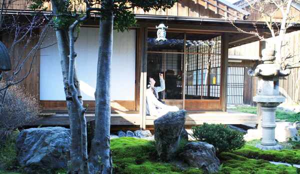 ・中庭を望む縁側でまったり