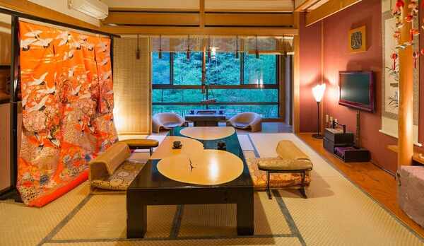 昔懐かしい・・・囲炉里造りの客室。。。ゆるやかに流れる〜時感（じかん）を。。。【新本館客室一例】