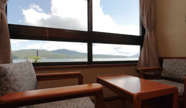 客室：湖側の窓から