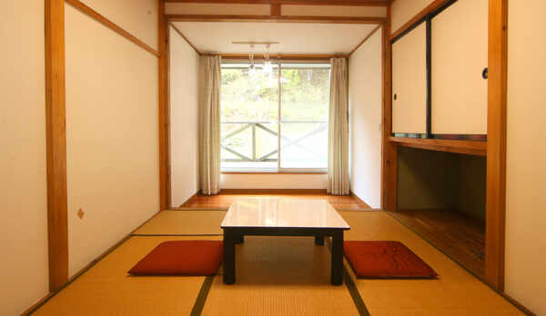 温かな日の光が差し込んで気持ちいい♪６畳和室