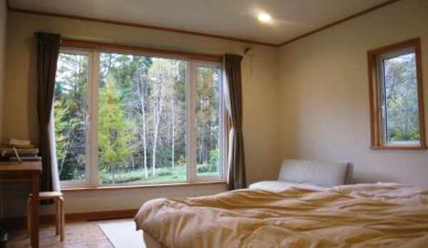 無垢のパインフローリングの洋室