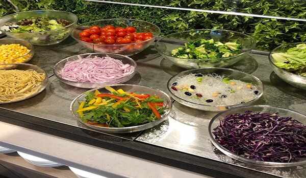 サラダコーナー（スニーズガードで感染対策行ってます）