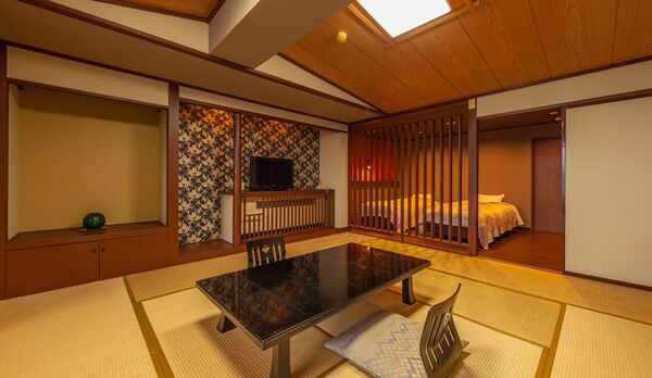 【12.5畳の和室を備えた和洋室】2018年10月にリニューアルした客室です。シモンズベッドを使用。