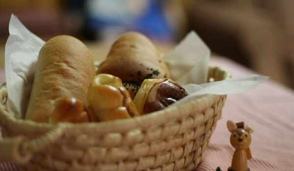 粉からこだわり、早朝から仕込む手作りパン。お目覚めの頃、おいしい香りが館内に広がります。