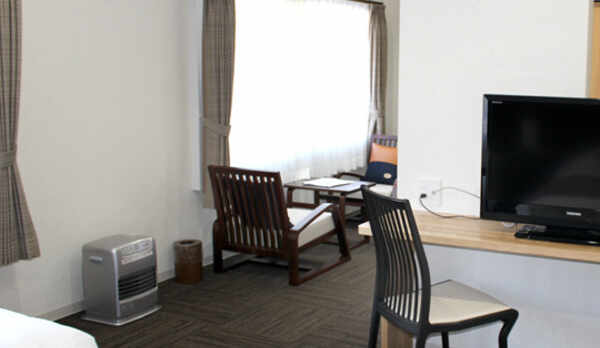 客室内、段差なし。ミニリビングスペースもある、ゆったり32㎡のデラックスツイン。