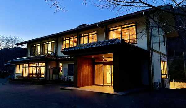 外観写真（夜）