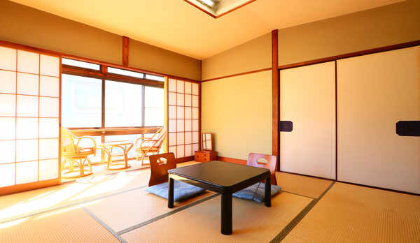 部屋◆８畳。豪華さはありませんが落ち着いた雰囲気の和室★無料WiFi完備冷暖房完備