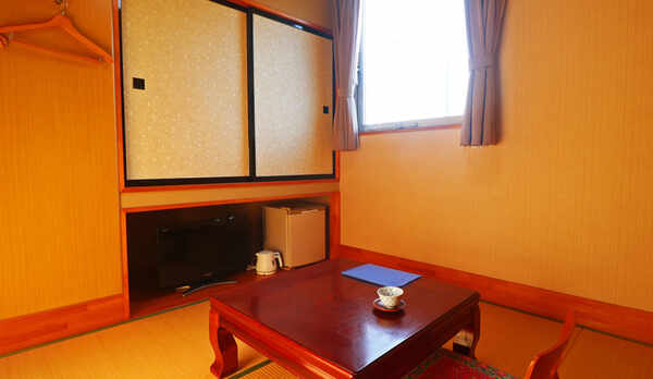 【客室】こじんまりとした4.5畳の客室☆意外と落ち着く？