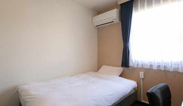 「シングルルーム」清潔感のあるシングルルームの一例です。