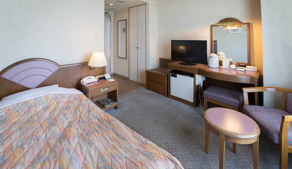 シングルルーム15㎡、ベッド幅115cm