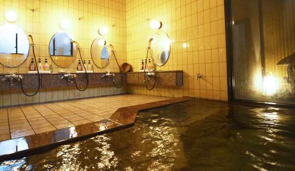 *24時間利用出来る浴場。お客様の少ない時間は貸切も可能です。少し深めが当館風です。