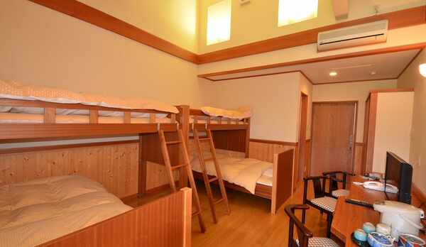 *【新館洋室】の一例。4人部屋は2段ベッド。吹き抜け天井なので開放感いっぱい。