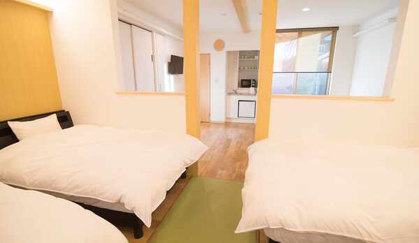 ・【Room1】セミダブルベッド4台を設置しています