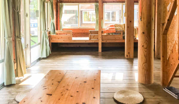 ・＜コテージ＞ベッドや床も木製でお部屋の中も広々しています