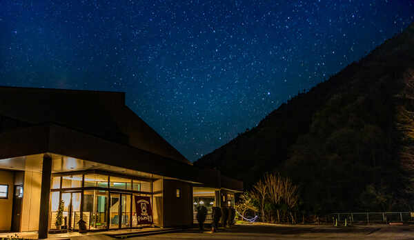 【外観】さんわそう全景（夜）