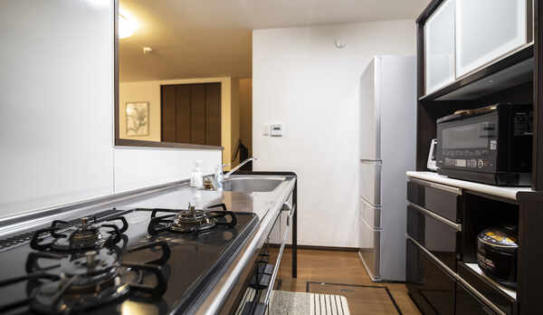 ・【キッチン】広々としたキッチンに大型冷蔵庫。食料品のまとめ買いもOK