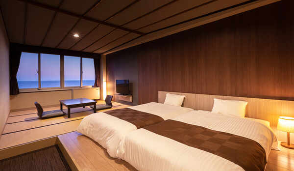 海辺でしか見られない、たくさんの色が紡ぐ特別な夕暮れをご覧いただけます。