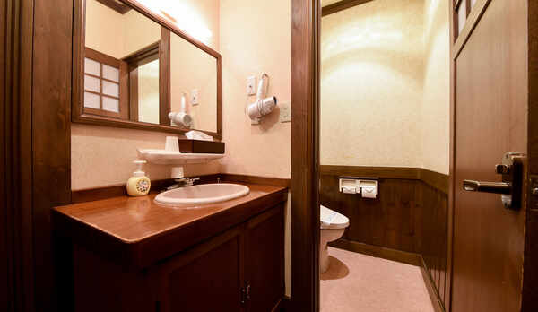 *【客室一例／本館】お部屋には洗面台とトイレを備え付けております。