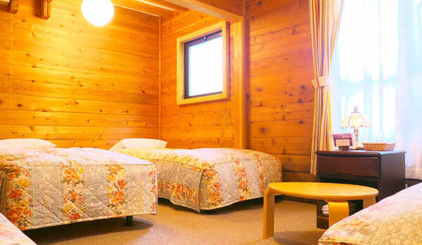 ・【ウッディな四人部屋】お部屋の窓から四季折々の森の姿をお楽しみください