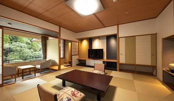 スタンダードルーム。ふかふかの座布団でゆったりできます。