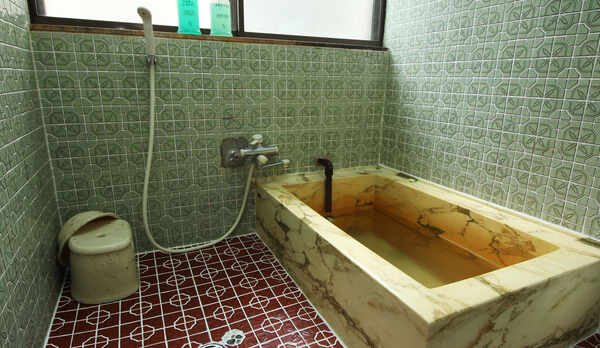 ◆【お風呂】天然水を沸かしているミネラルたっぷりのお風呂。好きな時にお入り頂けます。