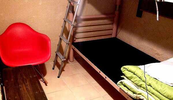 ロッキングチェア付きの小さな個室部屋です,沖縄漆喰と沖縄木材を使用しています。